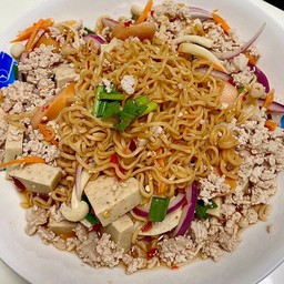 ยำเส้นมาม่าหมูสับจุกๆ