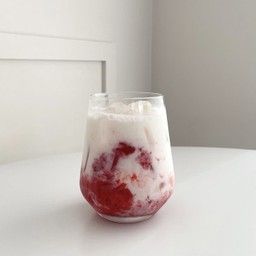 นมสดสตรอว์เบอร์รี่