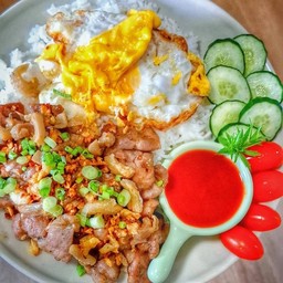 ข้าวหมูหมักนุ่มทอดกระเทียมพริกไทย
