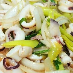 ผัดพริกหยวกปลาหมึก