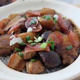 ข้าวอบหม้อดิน หมูสามชั้น, กุนเชียง, ปลาเค็ม, เห็ดหอม