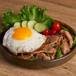 PO014 ผัดกะปิหมู เสิร์ฟพร้อมไข่ดาวน้ำ