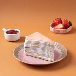 เครปเค้กนมพร้อมซอสสตอเบอร์รี่