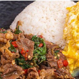 ข้าวไข่ข้นกะเพราเนื้อติดมันส์พริกแห้ง