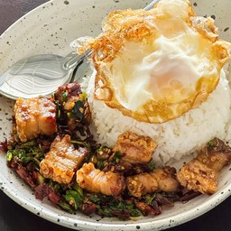 กะเพรา-หมูกรอบ