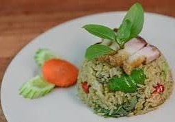 ข้าวผัดแกงเขียวหวานหมูกรอบ