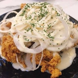 ไก่กรอบ ราดซอสซาวครีม