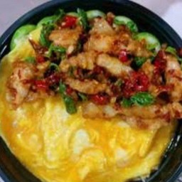 ข้าวไข่ข้นกระเพราหมูสามชั้นพริกแห้ง
