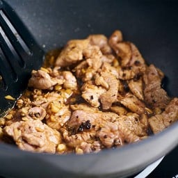 ข้าวราดผัดซีอี้วพริกไทยดำ