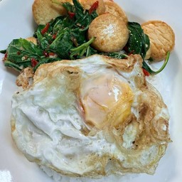 กะเพราเต้าหู้ไข่+ไข่ดาวราดข้าว