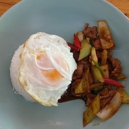 ข้าวผัดพริกหยวกไก่ไข่ดาว