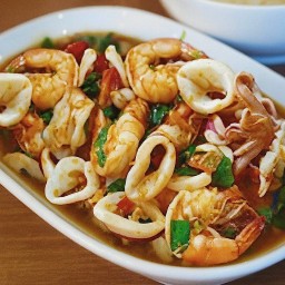 กุ้งแชบ๊วย+ปลาหมึก ผัดกะเพรา