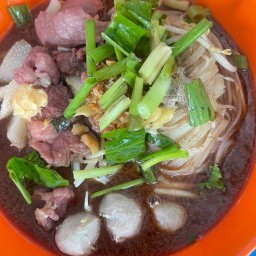ร้านก๋วยเตี๋ยวจัมโบ้ พลูทอง