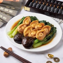 คะน้าเป๋าฮื้อ 鲍鱼炒芥蓝 Stir fried Vegetable with Abalone Scallop Sauce