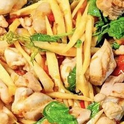 กระเพราหมูนุ่ม หน่อไม้ ราดข้าว