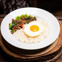 ข้าวกะเพราลิ้นละมุน ไข่ดาว