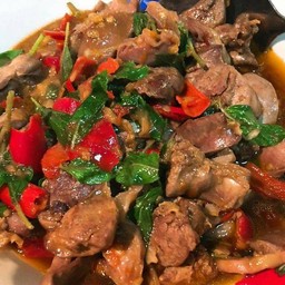 กะเพราเครื่องในไก่