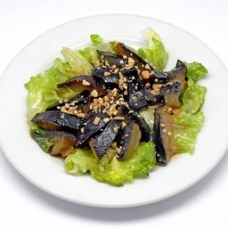 ปลิงทะเลโรยถั่ว 花生炒海参 stir fried sea cucumber with beans