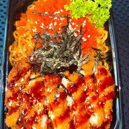 มาม่าผัดซอสเกาหลี ไก่กรอบ ไข่กุ้ง