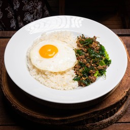 ข้าวกะเพราเนื้อออสเตรเลียบด ไข่ดาว