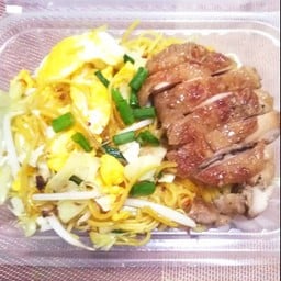 ผัดหมี่ฮ่องกงไก่อบ พิเศษใส่ไข่