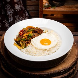 ข้าวเนื้อสไลซ์ผัดพริกเผา ไข่ดาว