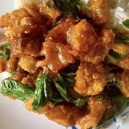 ผัดพริกแกง  หมูกรอบ