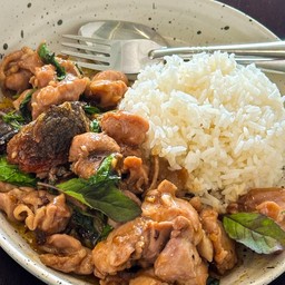 กะเพรา-สะโพกไก่