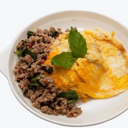 ข้าวกะเพราหมูสับ และ ไข่ข้น