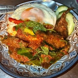 ข้าวเครื่องแกงปลาดุก