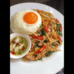 ผัดหน่อไม้หมูชิ้นโหระพา