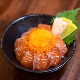 ข้าวแซลมอนดอง&ไข่ดองฟรีซุปมิโซะ