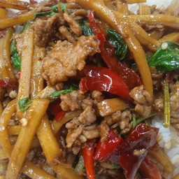 กระเพราเนื้อสับหน่อไม้ราดข้าว