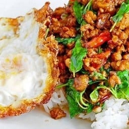 ข้าวกระเพรา หมูสับ ไข่ดาว