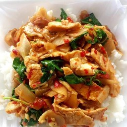 ข้าวกะเพราหมูสับหน่อไม้ดอง