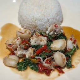 ข้าวกะเพราปลาหมึก