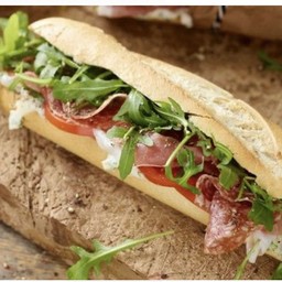 บาเก็นแซนวิช พราม่าแฮมใส่มอสซาเรลร่า และ ร๊อกเก็ต