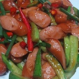 ข้าวหน้าไส้กรอกผัดซอสมะเขือเทศใส่แตงกวา,ต้นหอม,พริกซอย