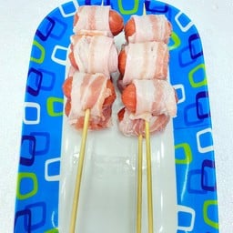 ไส้กรอกไก่แดง พันเบคอน