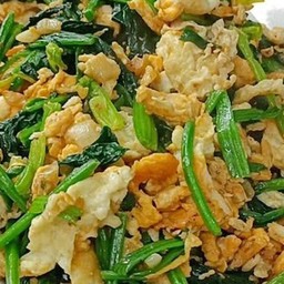ข้าวหน้าผัดผักบุ้งจีนใส่ไข่