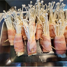 เบคอนพันเห็ดเข็มทอง