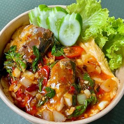 ข้าวไข่ข้นราดผัดกระเพราปลากระป๋อง