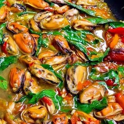 เนื้อหอยแมงภู่ผัดพริกเผาใบโหระพา กับข้าว