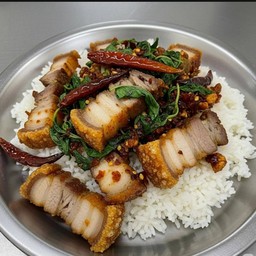 ข้าวราดกระเพราหมูกรอบรวนพริกแห้ง