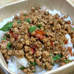 กะเพราหมูสับราดข้าว