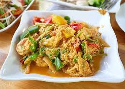 ผัดผงกะหรี่กุ้งสด(อาหารนานาชาติ)