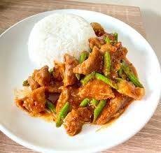 ข้าวราดผัดพริกแกงเนื้อ