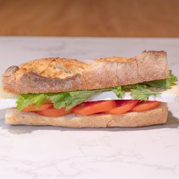 บรีชีสและมะเขือเทศ