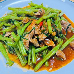 ปลากระป๋องผัดผักบุ้ง ราดข้าว