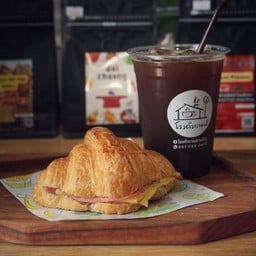 เซ็ตคุ้ม อเมริกาโน่เย็น + ครัวซองต์แฮมชีส